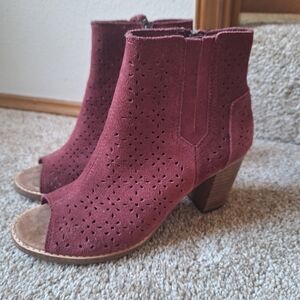 Toms Majorca Burgundy Peep Toe Suede Zip Up Heeled Booties Womens size 6.5